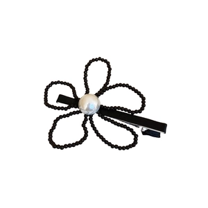 Pince à cheveux fleur noire de style français avec perle blanche sur fond blanc