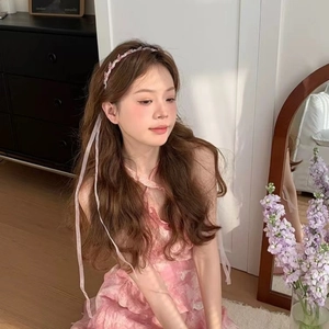 Nahaufnahme von rosa bedrucktem Chiffonkleid mit Neckholder und Rüschensaum