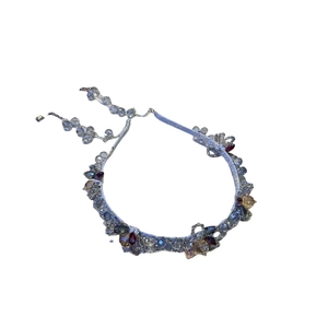 Serre-tête luxueux en cristal avec strass rouges et bleus sur ruban de satin mauve