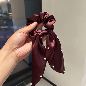 Chouchou élégant en satin bordeaux avec longs rubans et perles blanches décoratives