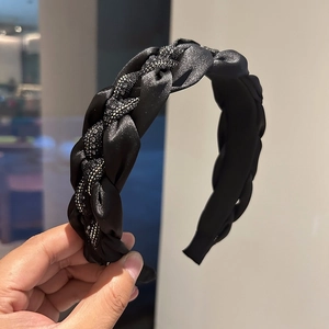 Serre-tête tressé noir élégant pour femme avec texture diamantée et design rembourré