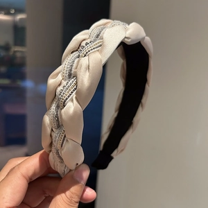 Serre-tête tressé en satin champagne élégant avec perles pour accessoire cheveux femme