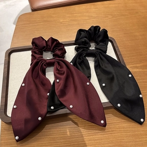 Chouchous élégants en satin avec perles blanches en ensembles bordeaux et noirs
