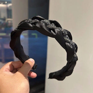 Serre-tête rembourré noir élégant orné de strass et texture tressée pour femmes chic