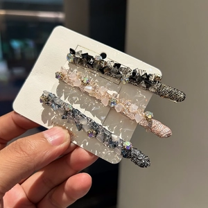 Gros plan de barrettes faites à la main avec cristaux brillants et strass colorés