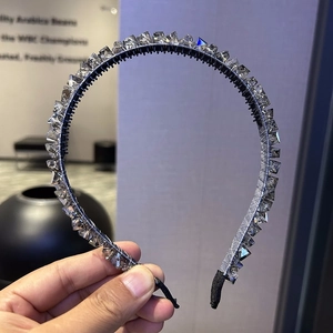 Detail of beaded headband with grey square crystals and anti-slip teeth design