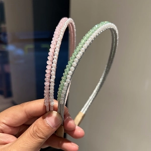 Elegante cerchietto con perle rosa e verdi e cristalli per un look da fata incantevole