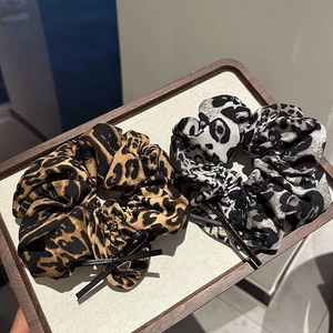 Chouchous Imprimé Léopard Avec Nœud Pendentif en Métal Élastiques Cheveux Léopard Grands Supports de Queue de Cheval pour Femmes Automne Hiver Mode Accessoires de Cheveux