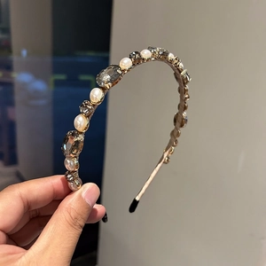Elegant narrow headband featuring grey crystals and white pearls in a vintage style design