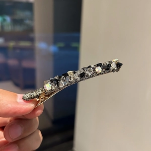 Vue détaillée d'une pince à cheveux en cristal faite main avec diamants et métal doré