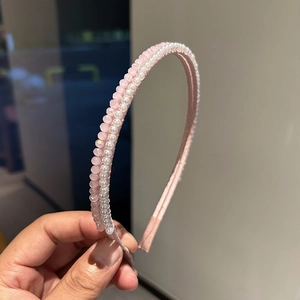Cerchietto rosa minimalista con perle bianche e accenti di cristallo per donna