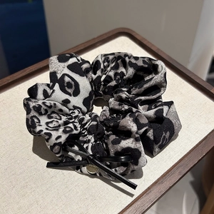 Chouchou léopard chic avec nœud en cuir noir et pendentif décoratif en métal doré