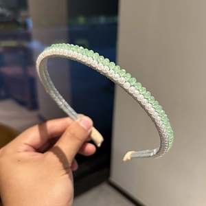 Elegante cerchietto a due file con perle verdi sfaccettate e perle bianche su argento