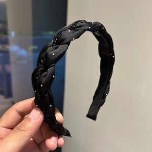 Cerchietto intrecciato nero alla moda con perle di strass scintillanti e finitura satin