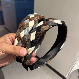 Détail de serre-têtes épais tissés à la main avec textures tressées et motif écossais