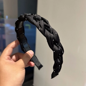 Dettaglio della fascia nera intrecciata con strass scintillanti e denti interni antiscivolo