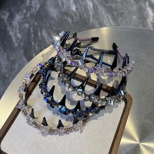 Détail de serre-têtes en cristal de luxe en champagne et violet avec dents antidérapantes