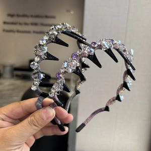Serre-têtes élégants en cristal gris et violet avec pierres brillantes et dents de maintien