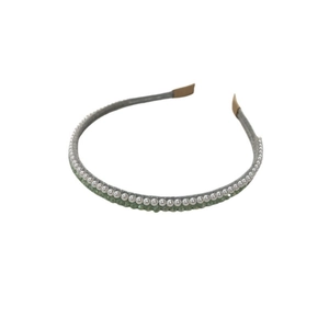 Elegante cerchietto a doppio strato con perle bianche e cristalli verdi sfaccettati