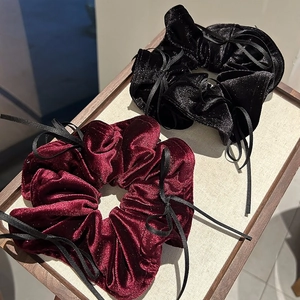 Elegante Samt-Haargummis mit zarten Schleifen in tiefem Weinrot und klassischem Schwarz