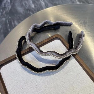 Serre-têtes élégants en velours noir et gris avec perles pour un style de cheveux chic