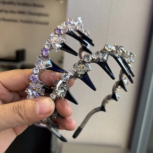 Détail du peigne à cheveux ondulé orné de cristaux violets et gris étincelants
