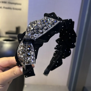 Serre-tête élégant en velours noir avec strass scintillants et design à profil haut