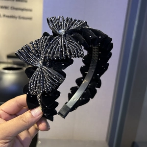 Serre-tête élégant en velours noir avec double nœud en strass étincelants