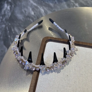 Détail de serre-tête de luxe en cristal avec base en tissu blanc et strass roses