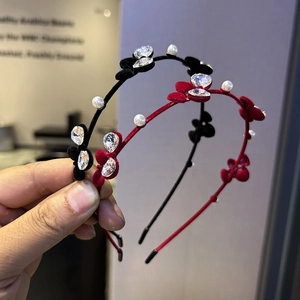 Détail de serre-têtes en velours à fleurs avec strass et perles en noir et rouge