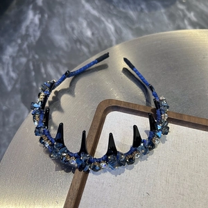 Vue détaillée du serre-tête en cristal bleu marine avec des pointes noires élégantes