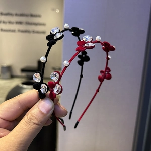 Serre-tête élégant en velours avec fleurs en cristal et perles en noir et bordeaux