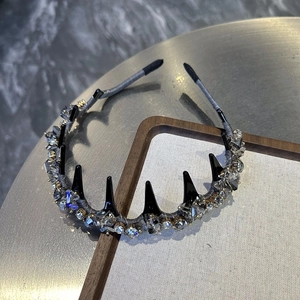 Détail de serre-tête cristal de luxe avec pierres grises et pointes de style punk chic