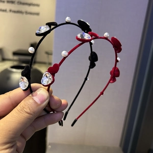 Détails du serre-tête en velours orné de perles blanches et cristaux en forme de cœur
