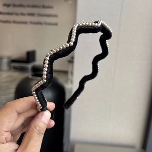 Serre-tête ondulé en velours noir élégant avec perles blanches pour accessoires cheveux
