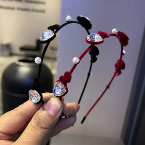 Serre-tête en velours avec motif fleur évidée, strass brillants et perles blanches