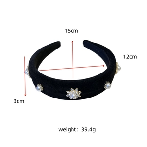 Detail of black velvet headband with pearls, rhinestones and size dimensions 15x12x3cm