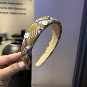 Serre-tête rembourré à carreaux jaune et marron avec perles, boutons et strass