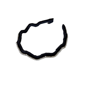 Serre-tête ondulé en velours noir élégant avec bordure en perles blanches pour femmes
