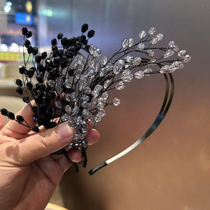 Dettaglio dei cerchietti in cristallo fatti a mano con elegante design a rami
