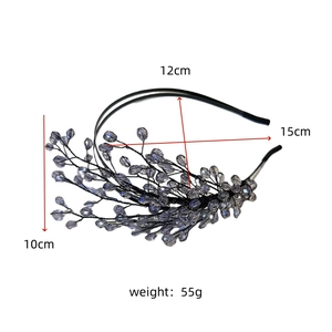 Dettaglio del cerchietto con cristalli con peso di 55g e larghezza di 15cm mostrati