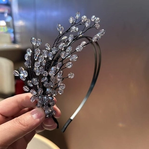 Vista dettagliata delle perle a ramo di cristallo su una lussuosa fascia da sposa