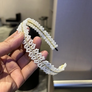 Serre-tête élégant en perles tressées avec strass brillants sur monture dorée
