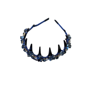 Serre-tête élégant en cristal bleu marine avec accents sombres et strass