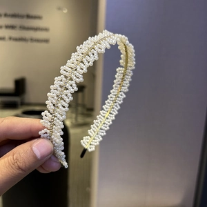 Serre-tête doré élégant avec perles blanches et zircons étincelants pour coiffure femme