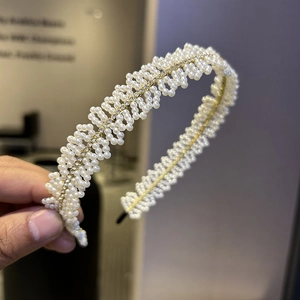 Serre-tête élégant en perles tressées avec strass brillants et monture dorée chic