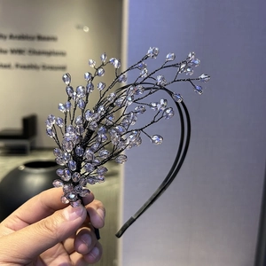 Dettaglio del cerchietto a doppio strato fatto a mano con cristalli viola e rami intrecciati