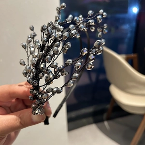 Elegante cerchietto in cristallo con rami di perline intrecciati a mano per acconciature sposa