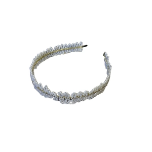 Serre-tête élégant aux perles blanches avec design ondulé sur monture en métal fin
