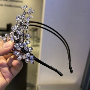 Dettaglio di perline di cristallo viola su un cerchietto da sposa elegante e raffinato